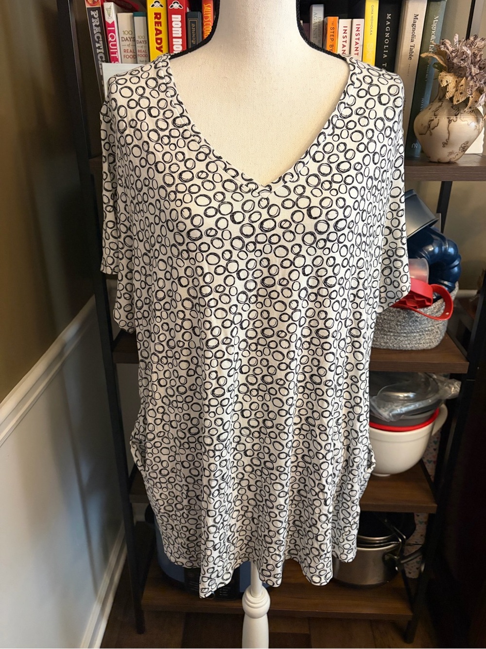 Wynne Layers White Short Sleeve V-Neck Tee with Black Circle Print